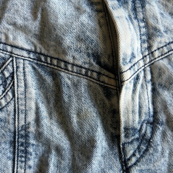 Light Wash Denim Jeans - Picture 3 of 5